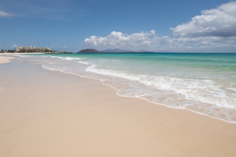 Plaża El Caserón w Corralejo na Fuerteventurze, Wyspy Kanaryjskie