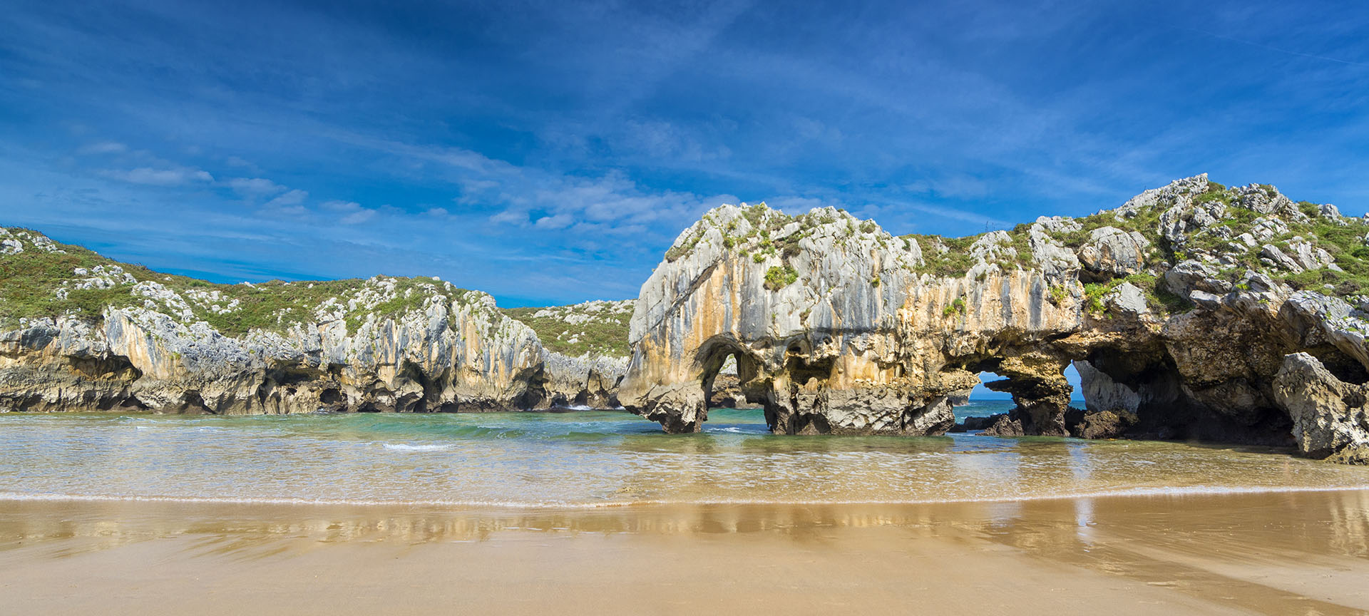 La playa de Cuevas del Mar, Llanes, Asturias La playa de Cuevas del Mar, Llanes, Asturias