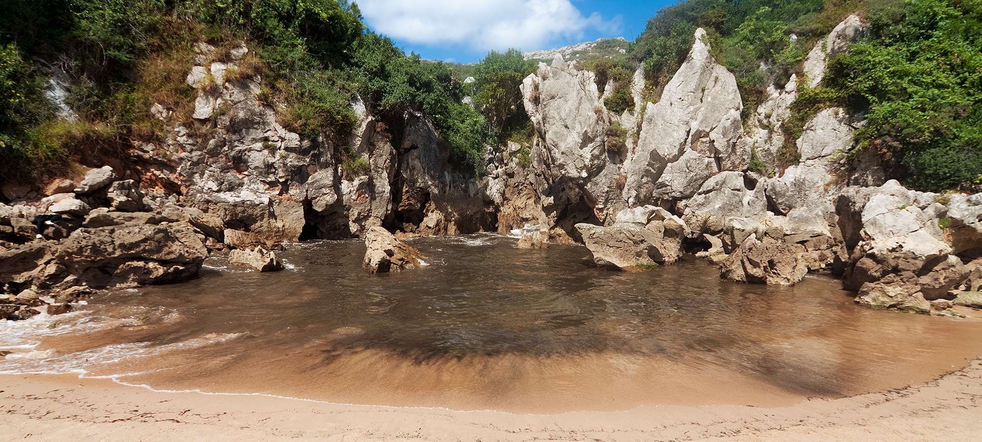 Beach: Gulpiyuri, Llanes, Asturias Beach: Gulpiyuri, Llanes, Asturias