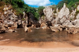 La playa de Gulpiyuri, Llanes, Asturias