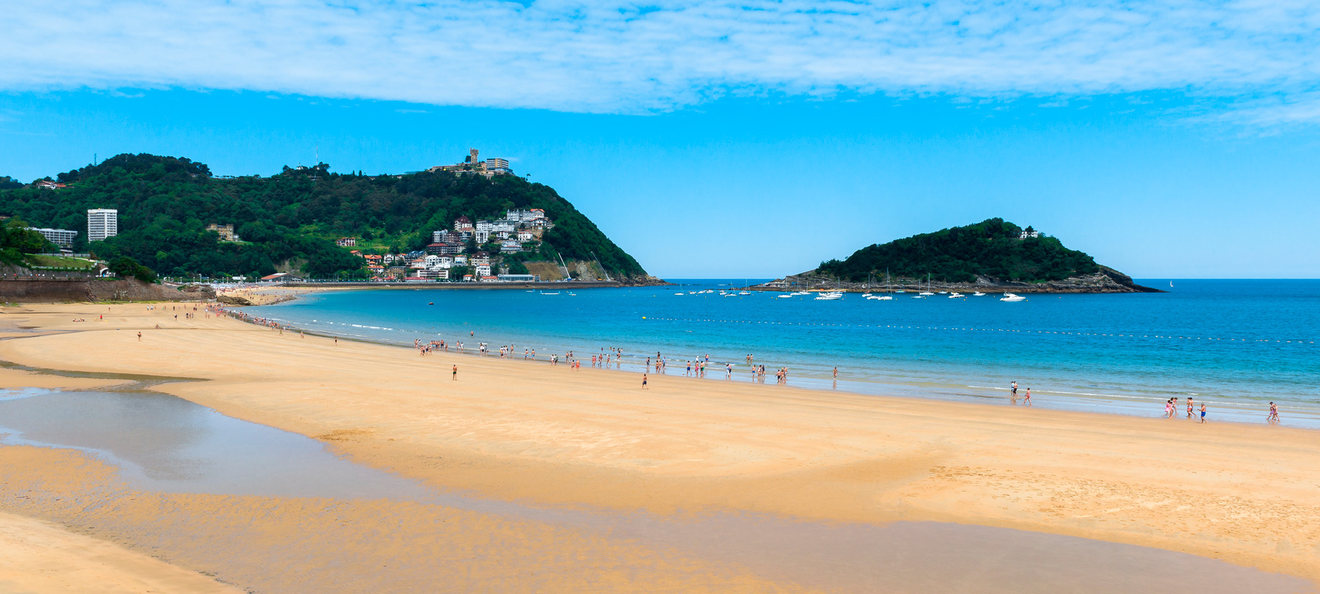La Concha de San Sebastián Beach in Gipuzkoa, Basque country La Concha de San Sebastián Beach in Gipuzkoa, Basque country