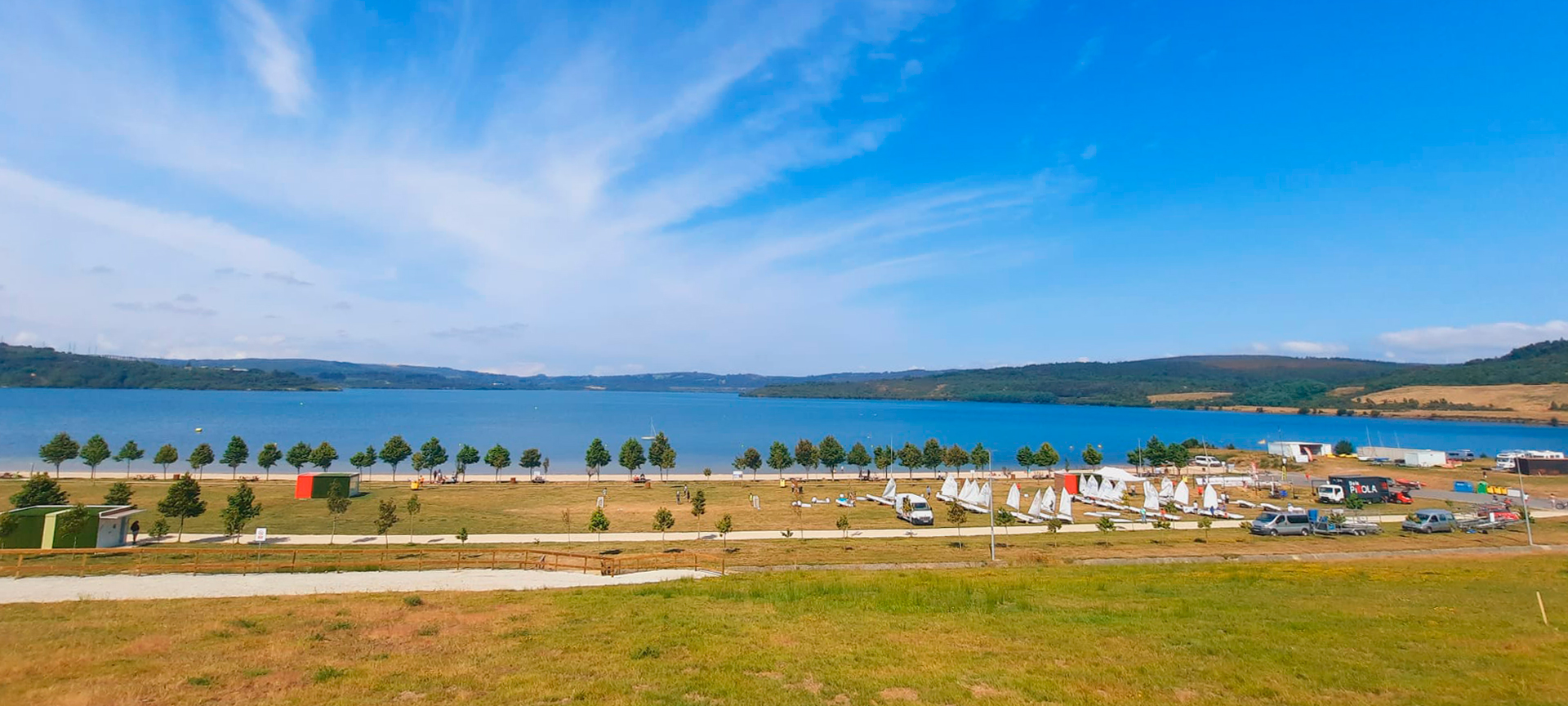 Strand am As Pontes-See in A Coruña, Galicien