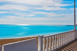 Plaża Los Locos w mieście Torrevieja, prowincja Alicante