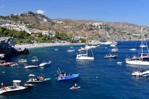 Plage Marina del Este d’Almuñécar dans la province de Grenade, Andalousie