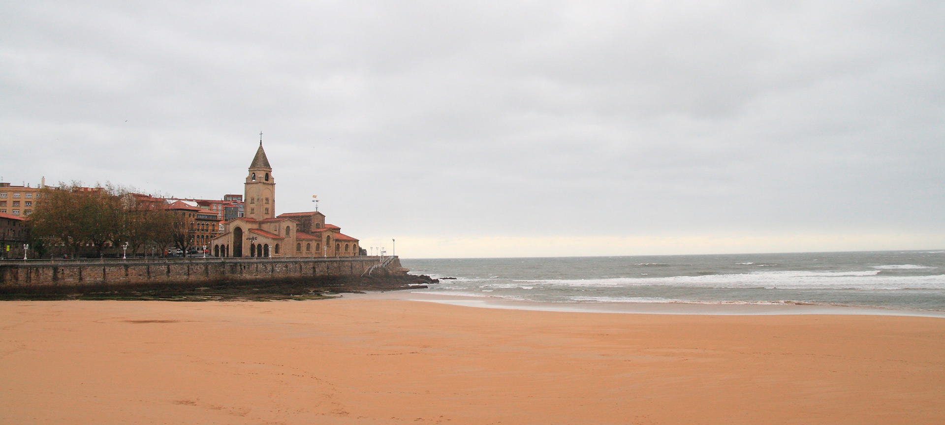 Plage de San Lorenzo dans la province de Gijón, Asturies