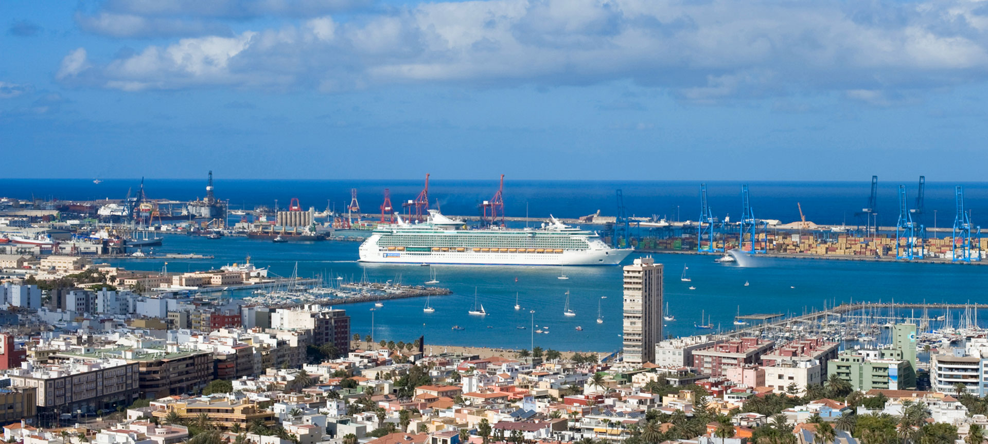 Bateau de croisière dans le port de Las Palmas Bateau de croisière dans le port de Las Palmas
