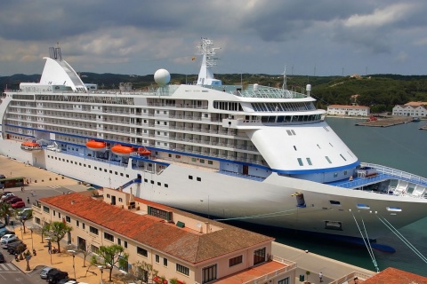 Bateau de croisière dans le port de Maó