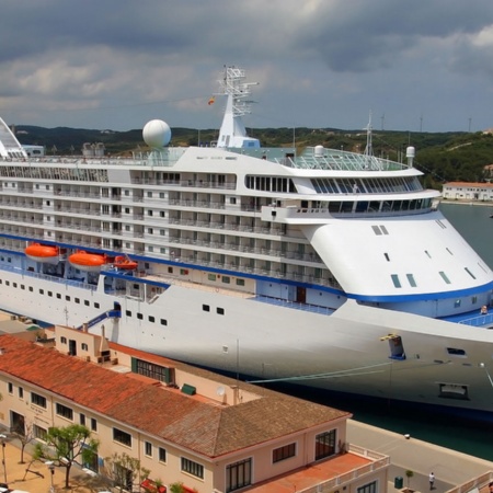 Bateau de croisière dans le port de Maó