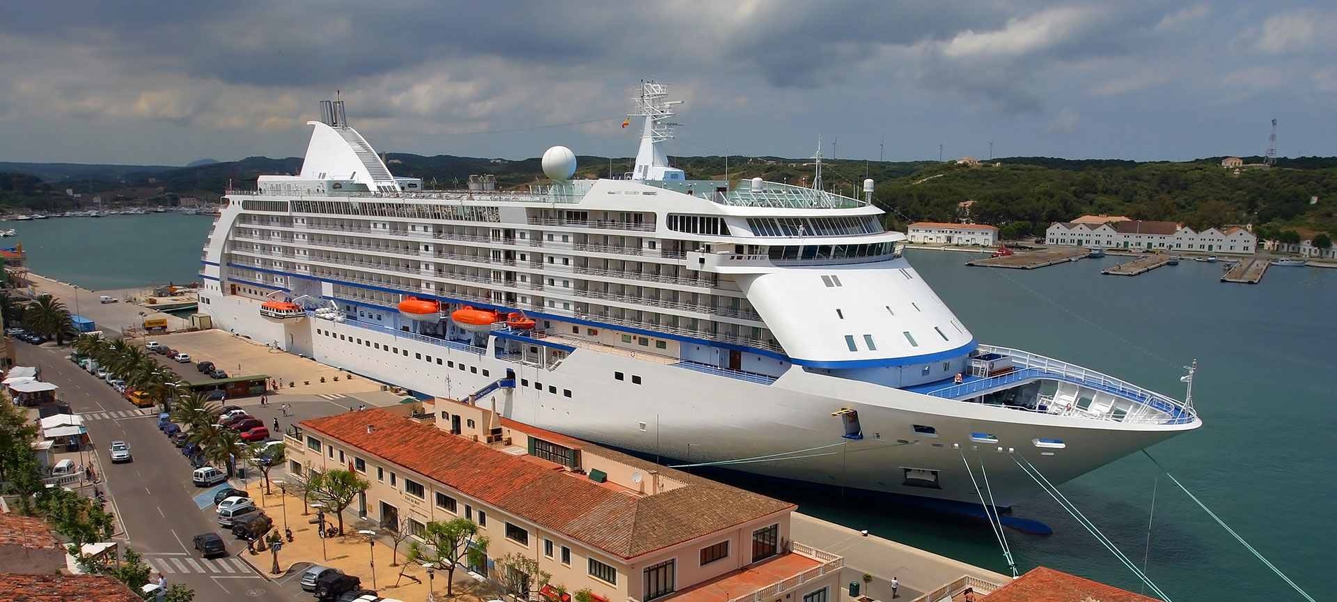 Cruise ship at Maó Port Cruise ship at Maó Port