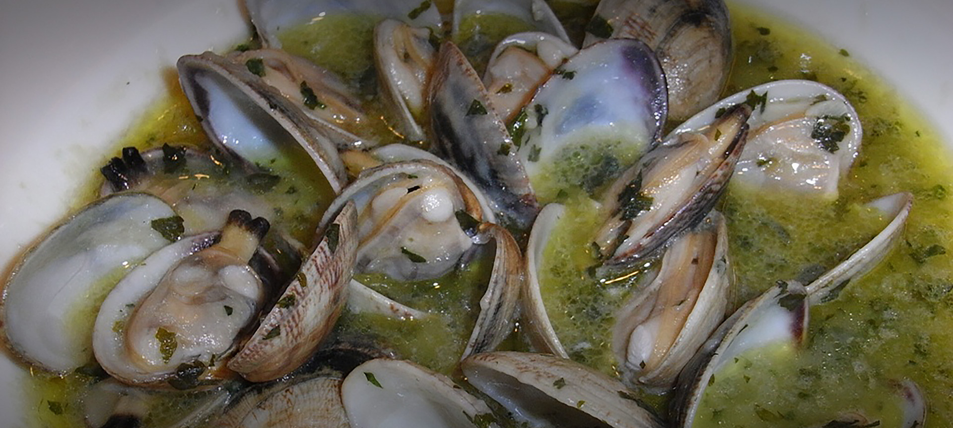 Венерки в зеленом соусе