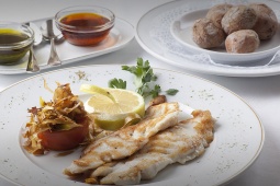 大西洋イシナギのオニオンソース、パパス・アルガス添え