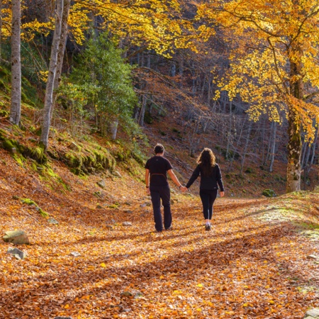 Pareja paseando por el Parque Natural de la Sierra de Cebollera, La Rioja