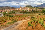 Widok panoramiczny na Navarrete naprzeciw winnic w La Rioja