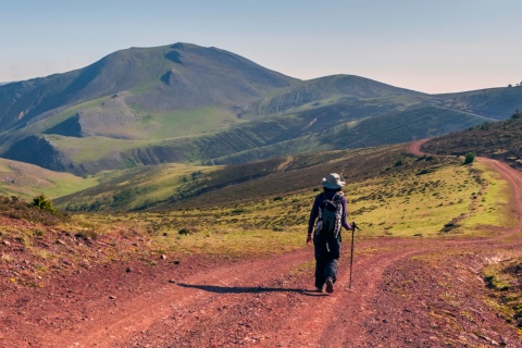 Un randonneur marche dans la sierra Cebollera un jour ensoleillé, La Rioja