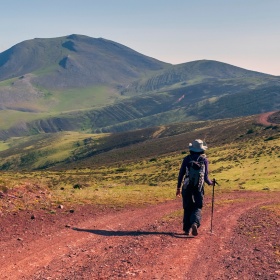 Sentierista che cammina nella Sierra Cebollera durante una giornata di sole, La Rioja Sentierista che cammina nella Sierra Cebollera durante una giornata di sole, La Rioja