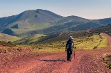 Wanderer in der Sierra Cebollera an einem sonnigen Tag, La Rioja, Spanien