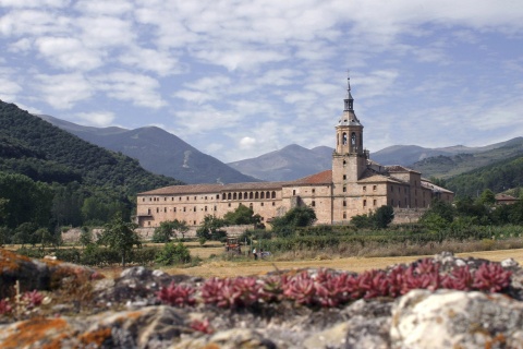 Widok na Klasztor Yuso w San Millán de la Cogolla (La Rioja)