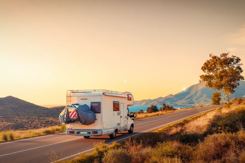 Motorhome em um trecho costeiro