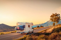 Camping-car sur un tronçon côtier