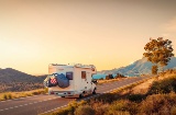 Autocaravana en un tramo costero