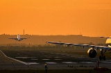 Aviões decolando do aeroporto de Sevilha