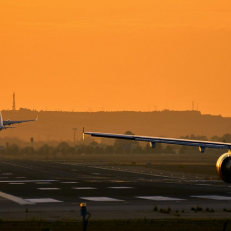 Aviones despegando del aeropuerto de Sevilla