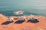 Caravanas asomándose al mar en Torrevieja, Alicante