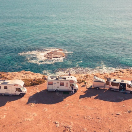 Caravanas asomándose al mar en Torrevieja, Alicante