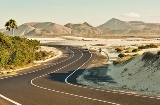 Straße durch die Dünen von Corralejo. Fuerteventura. Kanarische Inseln