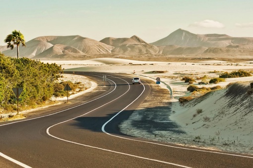 Estrada nas dunas de Corralejo Fuerteventura. Ilhas Canárias