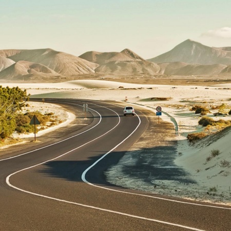 コラレホ砂丘を通る道路。フエルテベントゥーラ。カナリア諸島