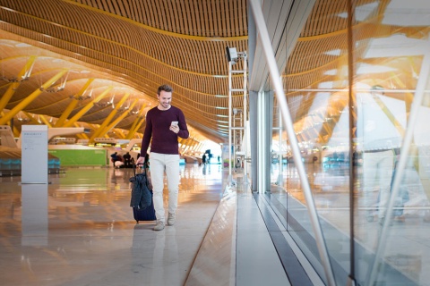 Turista en el aeropuerto de Madrid