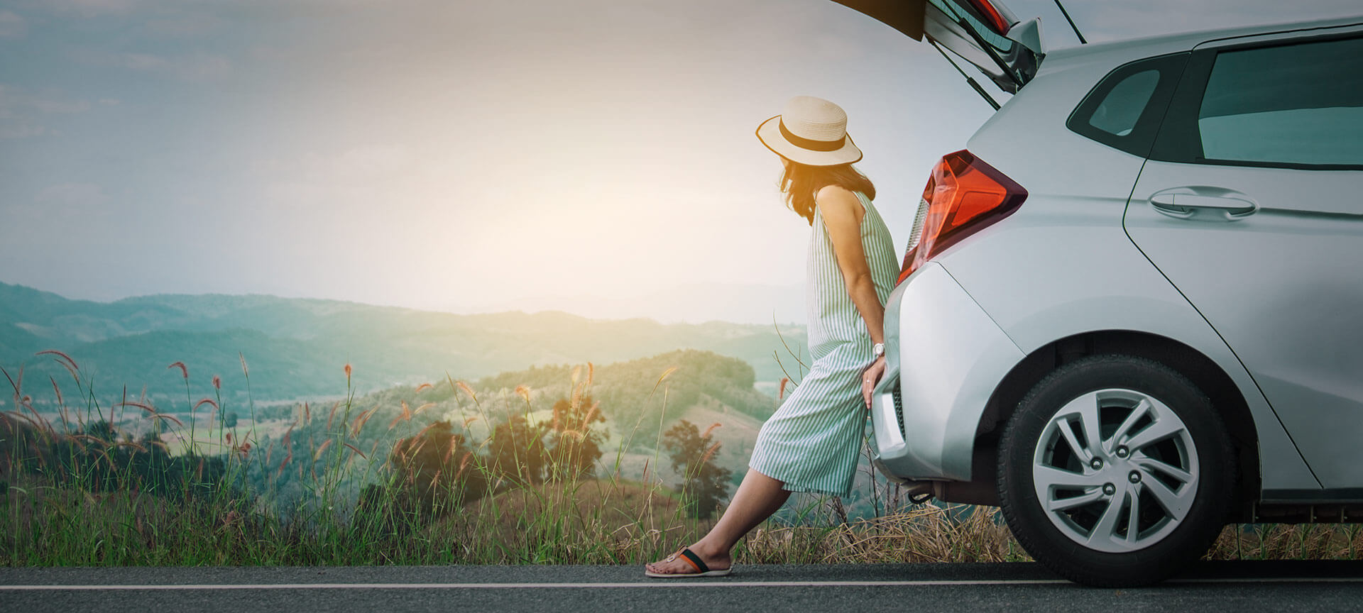 Turista apoiada no carro para descansar de sua viagem pela estrada Turista apoiada no carro para descansar de sua viagem pela estrada