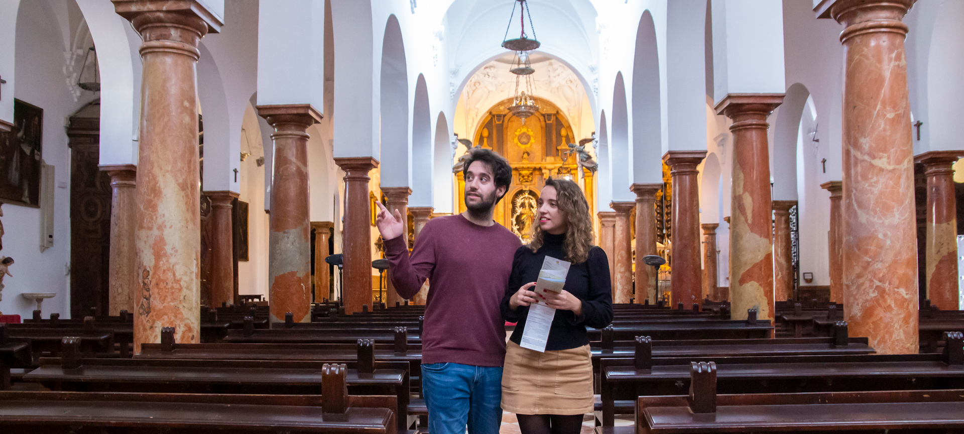 Touristen besichtigen die Kirche Asunción y Ángeles in Cabra, Córdoba, Andalusien Touristen besichtigen die Kirche Asunción y Ángeles in Cabra, Córdoba, Andalusien