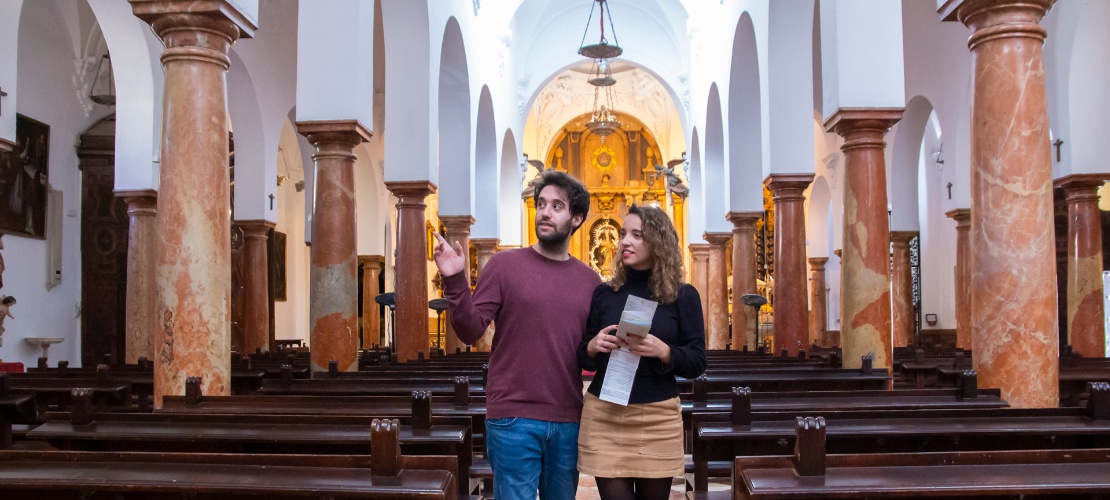 Turistas visitando la Iglesia Asunción y Ángeles de Cabra en Córdoba, Andalucía