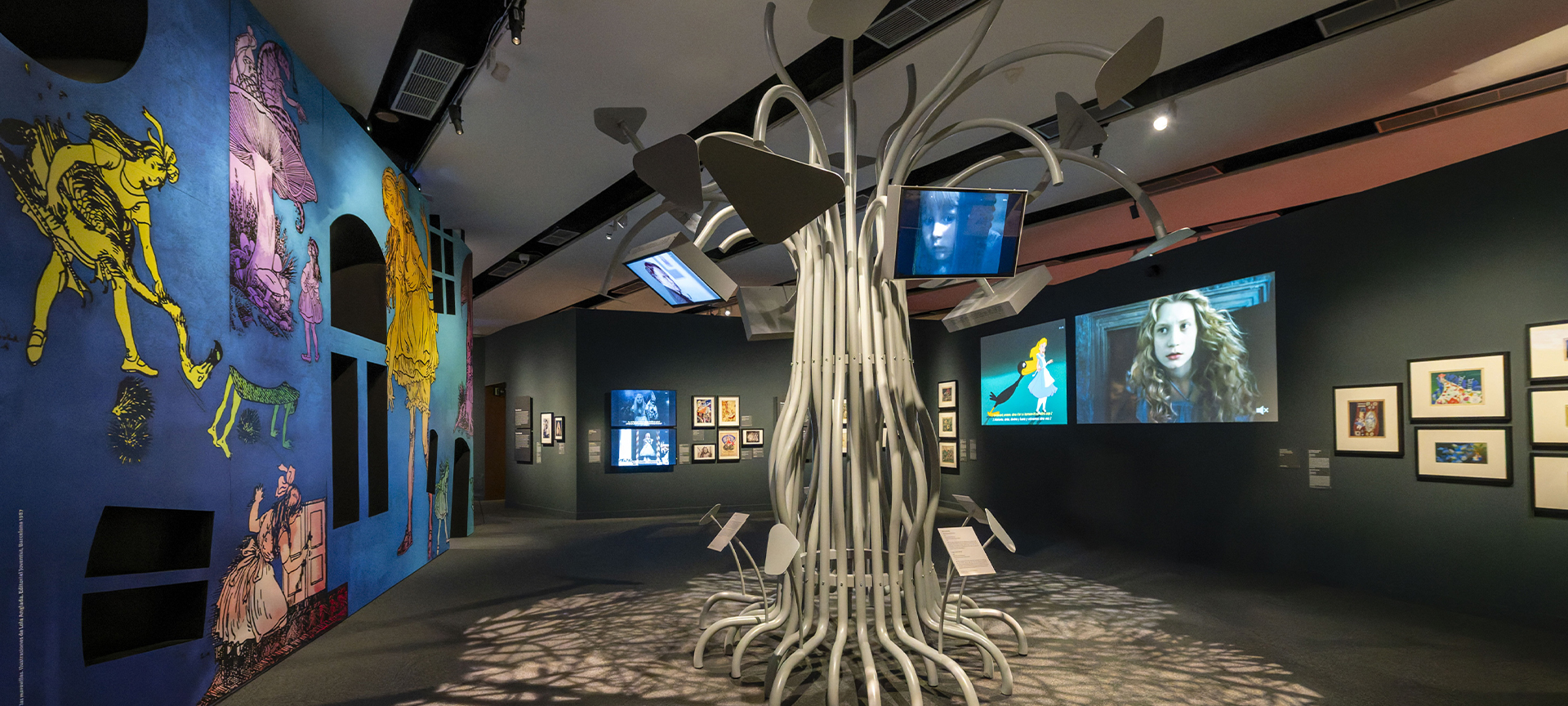 Vue de l'exposition « Les mondes d'Alice ». « Rêver le pays des merveilles », CaixaForum València