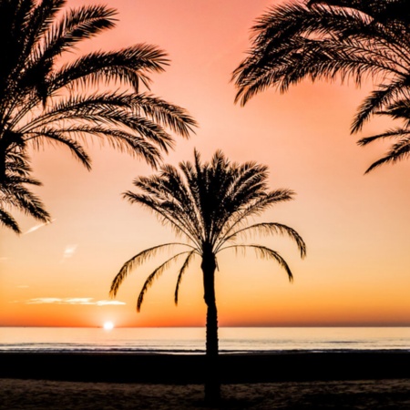 Lever du jour sur la plage de Cullera, région de Valence