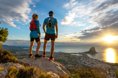 Pareja contemplando una vista aérea de Calpe en Alicante, Comunidad Valenciana