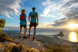 Coppia che contempla il panorama dall’alto di Calpe ad Alicante, Comunità Valenciana