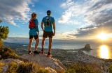 Un couple admire une vue aérienne de Calpe à Alicante, région de Valence