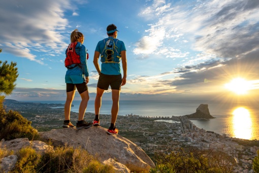 Pareja contemplando una vista aérea de Calpe en Alicante, Comunidad Valenciana