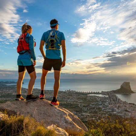 Casal contemplando uma vista aérea de Calpe, em Alicante (Comunidade Valenciana)