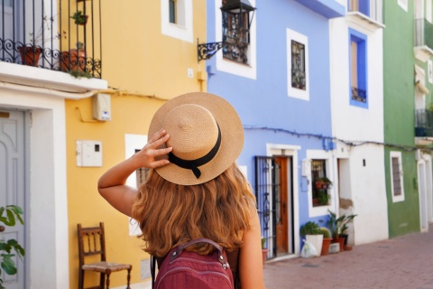 Ein Tourist besucht Villajoyosa in Alicante