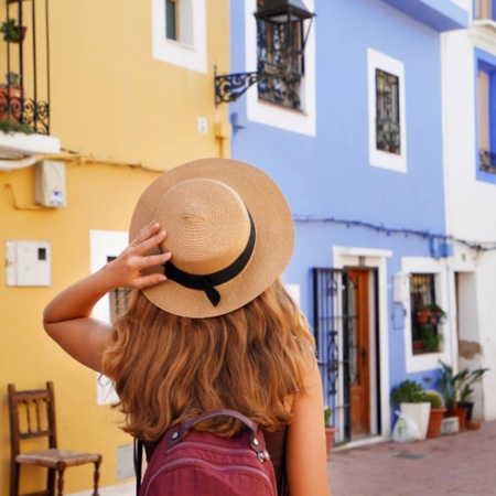Un turista visita Villajoyosa ad Alicante