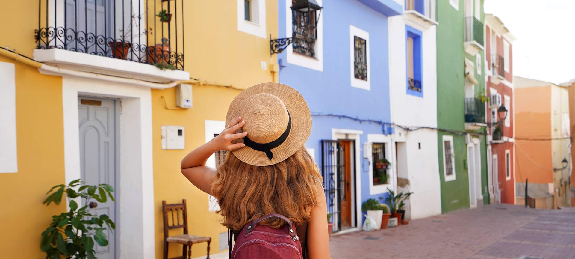 Turysta zwiedzający Villajoyosa w Alicante