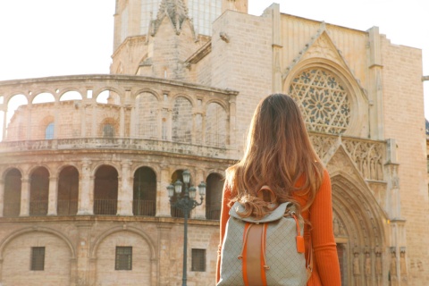 Chica observando la catedral de Valencia