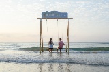 Columpio en la playa de la Concha de Oropesa de Mar en Castellón, Comunidad Valenciana