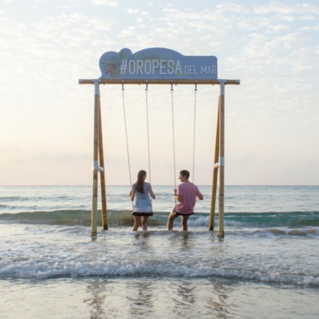 Balançoire sur la plage de La Concha à Oropesa de Mar à Castellón, Communauté de Valence