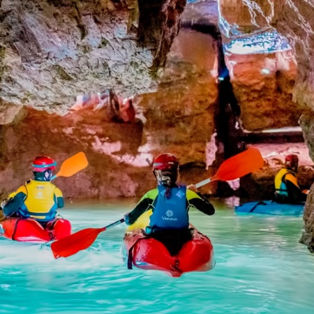 Turisti che praticano speleokayak nelle Coves de Sant Josep de la Vall d'Uixó a Castellón