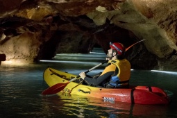 Un touriste pratique la spéléologie en kayak dans les Coves de Sant Josep de la Vall d'Uixó à Castellón, Communauté valencienne